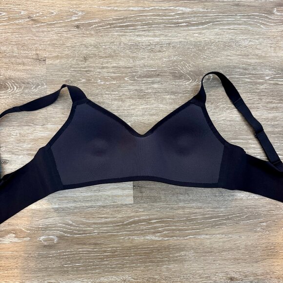 Lululemon- Seamless Black Full Coverage Wide Back Strap Adjustable Straps-  32 B - Picture 2 of 7
